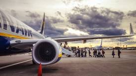 Ryanair to train 400 new pilots