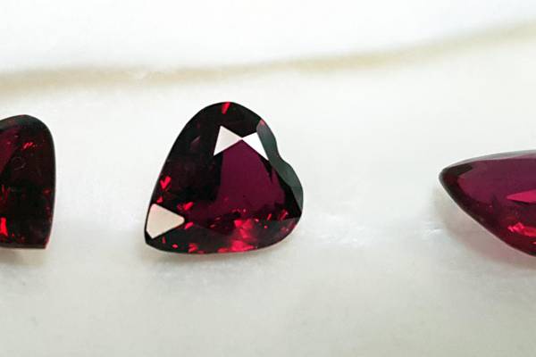 Loose diamonds, sapphires and emeralds in Adam’s sale