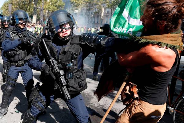Gilets jaunes protesters return to Paris streets