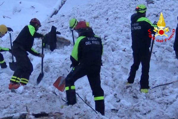 Rescue bid continues as Italy avalanche death toll at 17