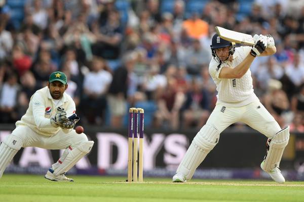 England fight hard to remain in pole position against Pakistan