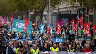 Housing crisis: Calls for social homes on public land as thousands march in Dublin
