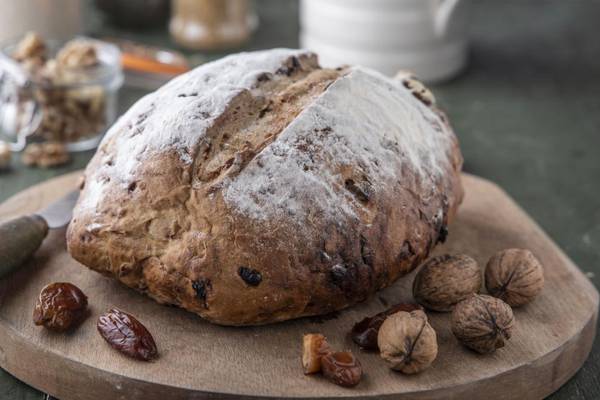 Date and walnut rye bread