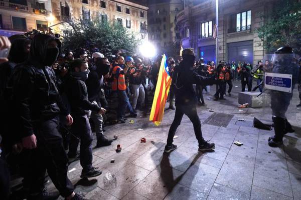 Barcelona: Police clash with Catalan pro-independence protesters