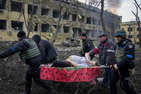 Pregnant woman caught in air strike on Mariupol hospital dies