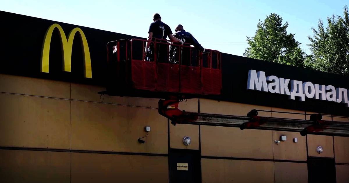 Толпы людей стекаются в бывшее заведение McDonald’s в Москве, которое вновь открывается под новым названием – The Irish Times