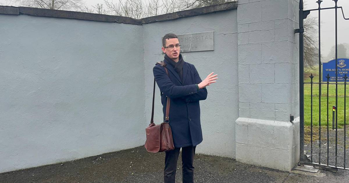 يغادر المدرس المطرود إينوك بورك مستشفى ويلسون أثناء عودته إلى بوابات المدرسة بعد اعتقاله في وقت سابق – The Irish Times