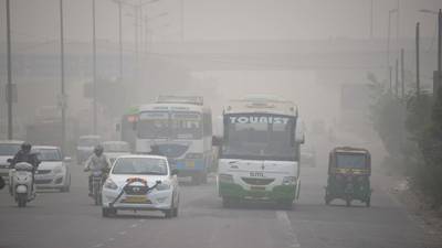 New Delhi residents  wearing  gas masks as smog-hit city chokes