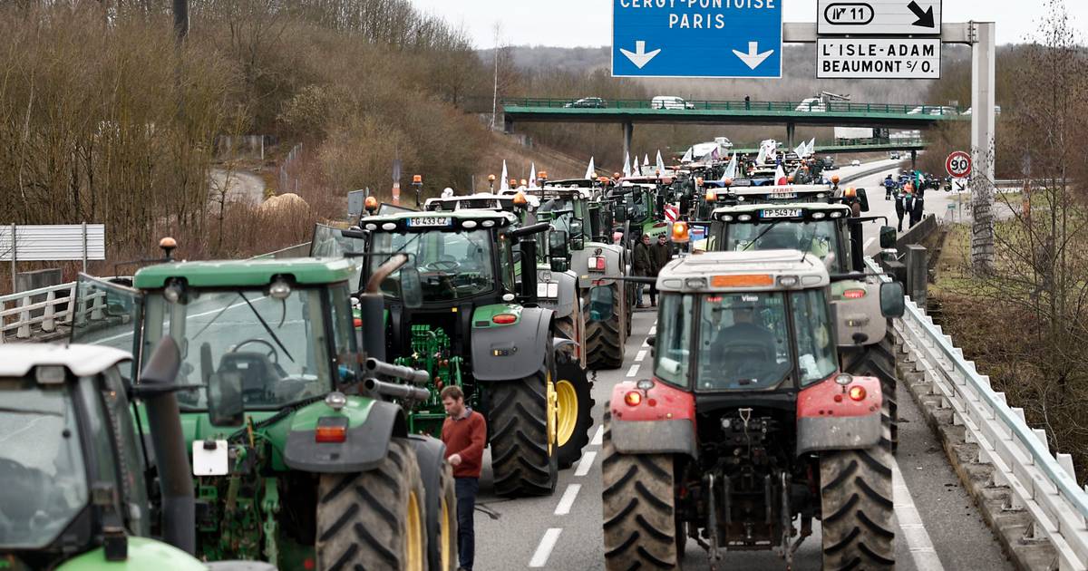 Les agriculteurs français qui protestent bloquent les autoroutes pour la deuxième journée – Irish Times