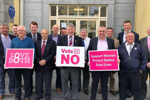 Councillors for No stand firm despite row over all-male photo