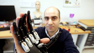 New bionic hand can ‘see’ objects and pick them up