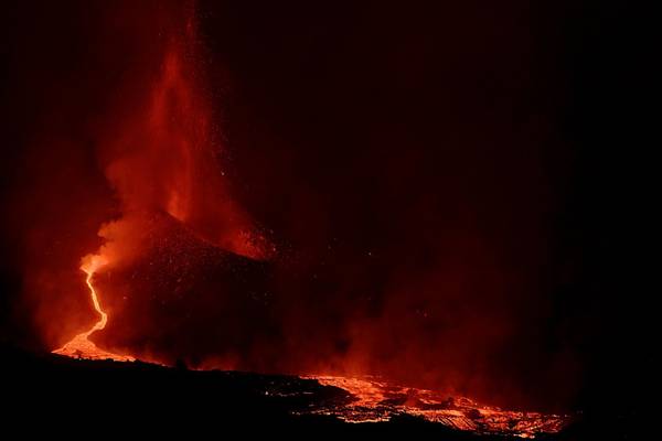 Flights cancelled over volcanic ash cloud over La Palma