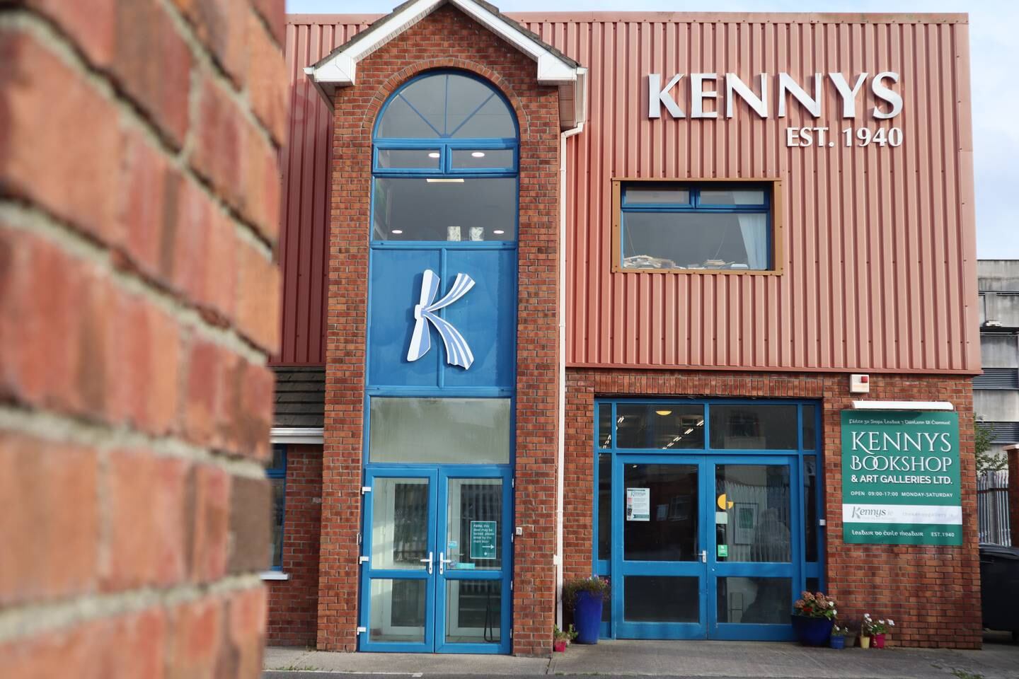 Kenny's bookshop store front