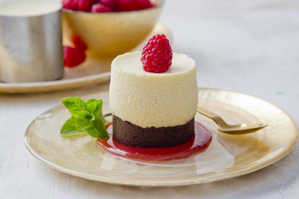 White chocolate mousse cakes