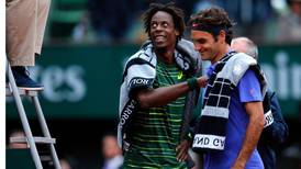 Darkness postpones Roger Federer’s French Open last 16 tie