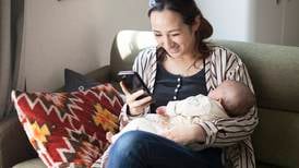 How parents can balance their smartphone use with family time 