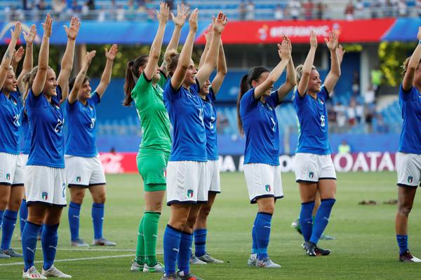 Italy book place in last eight of World Cup