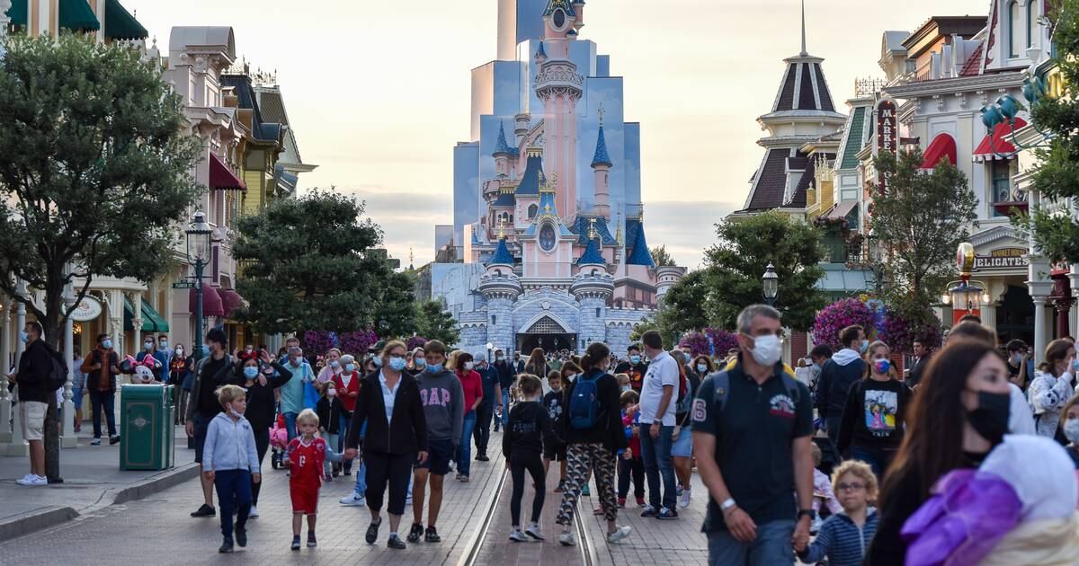 Gardaí « étrange décision » d’être envoyé à Disneyland France pour aider les touristes irlandais, selon Dáil – The Irish Times