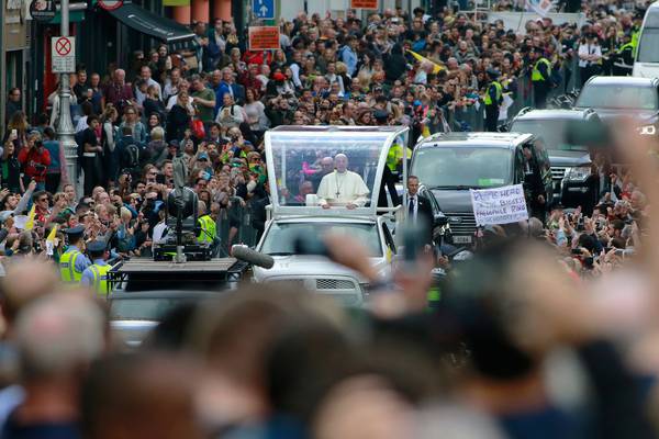 Thousands line Dublin city streets to catch glimpse of Pope Francis