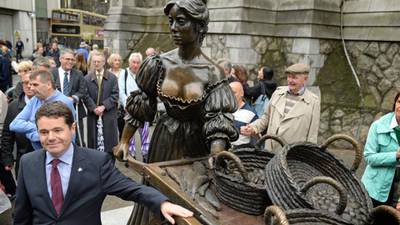 Molly Malone statue unveiled at  new temporary home