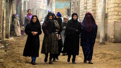 Islamic State orders women to wear double veil and gloves