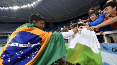 Brazil’s Thiago da Silva wins pole vault as partisan crowd have their say