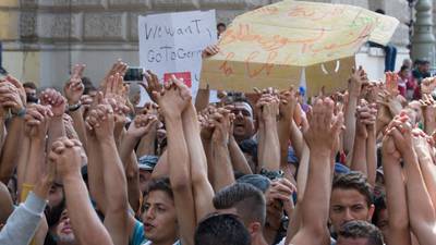 Hundreds of migrants protest at Hungary railway station