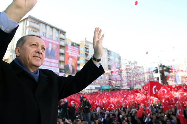 Turkish celebrities wade into divisive referendum campaign