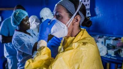 Australian Ebola chief challenges government visa ban