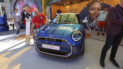 BMW to make electric Mini in UK after securing government funding