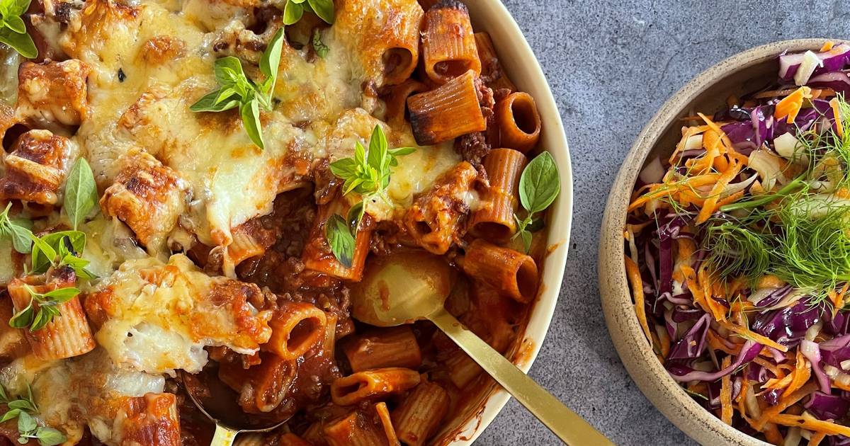 rigatoni-pasta-bake-with-carrot-fennel-and-red-cabbage-slaw
