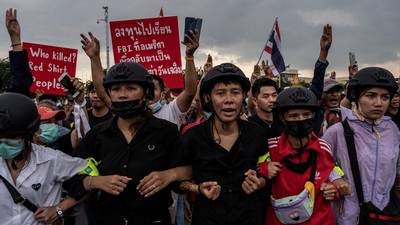 Thai protesters surround government building in Bangkok