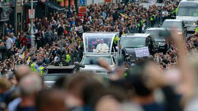 Thousands line Dublin city streets to catch glimpse of Pope Francis