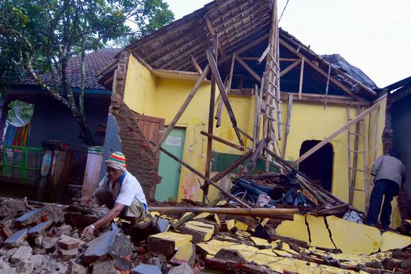 At least three dead after powerful quake hits Java