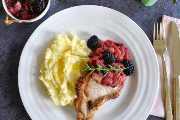 Pork chops with apple and blackberries