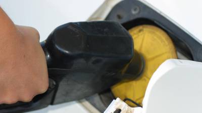 Oil falls but pump prices remain high