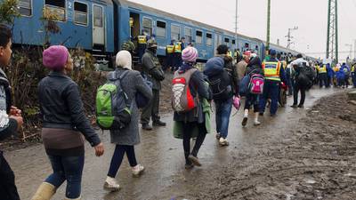 Hungary to close border with Croatia to stop flow of migrants