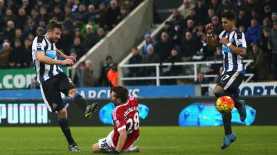 Paul Dummett denies Man United in six-goal thriller