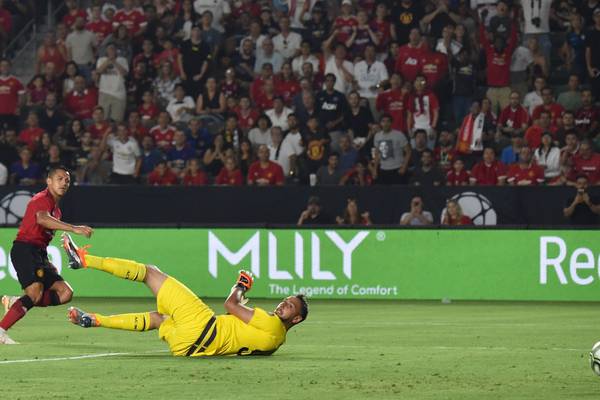 Sánchez stars before Man United beat AC Milan in penalty epic
