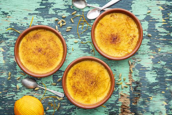 Blowtorch at the ready: crème brûlée with orange and cardamom