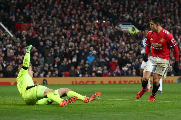 Alexis Sánchez on target as Man United close the gap to 13 points
