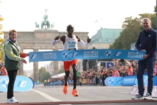 Eliud Kipchoge lowers his world marathon record mark to 2:01:09 in Berlin 