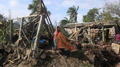 Hundreds of thousands evacuated as cyclone hits Bangladesh