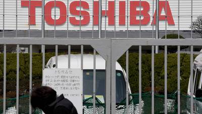 Toshiba $18bn sale of chip unit signed, but discord soon emerges