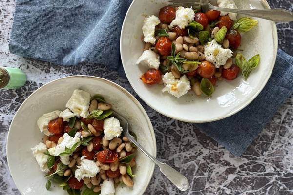 Butter beans with blistered tomatoes and mozzarella: a delicious summer salad