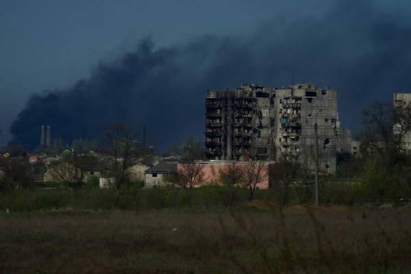 Ukrainian forces hold back Russian advance as 100,000 civilians remain in Mariupol