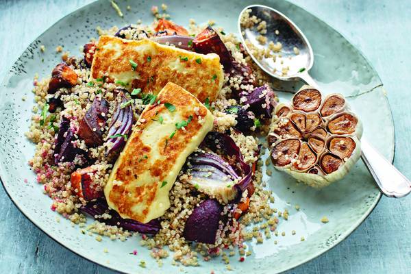 Halloumi and garlic-dressed vegetables with quinoa