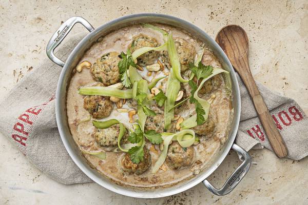 Pork balls with coconut, cucumber and cashew nuts