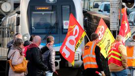 French transport strikes set to continue over the weekend