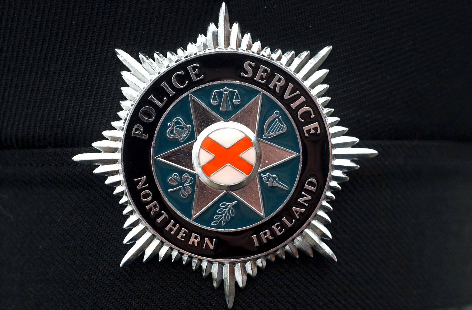 Derry no1-27/3/02-Trevor McBride picture-PSNI unifor
the new PSNI cap emblem(cap badge)at afternoon press conference in Derry-see story